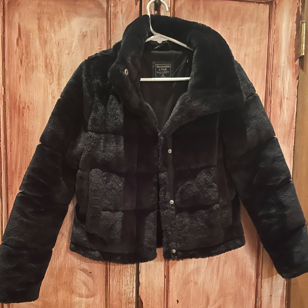 Abercrombie and fitch faux fur cropped puffer NWOT